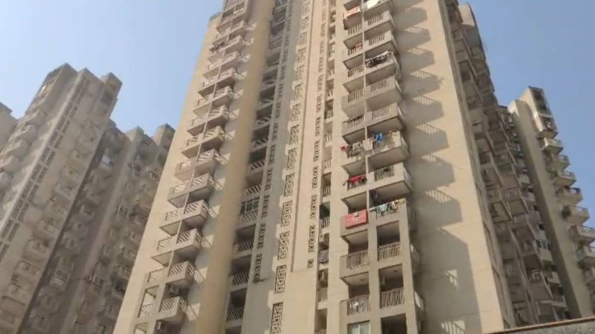 पहले मां पर चाकू से हमला किया, फिर 5वीं मंजिल से लगा दी छलांग... ग्रेटर नोएडा में रूह कंपा देने वाली घटना, क्या है पूरा मामला?