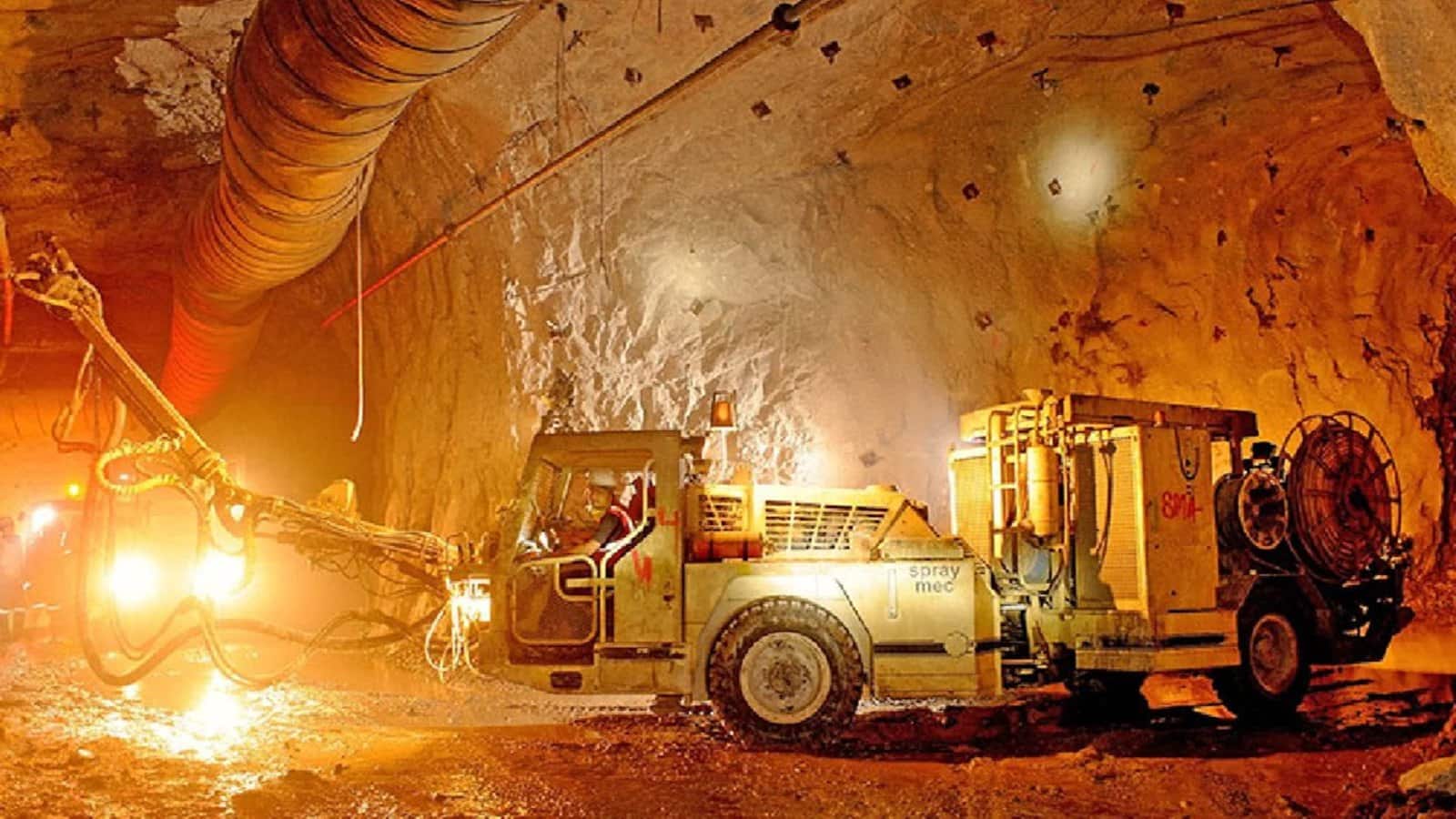Hindustan Zinc में सरकार बेच सकती है और 2% तक हिस्सा! खबर आते ही 5% तक लुढ़का शेयर