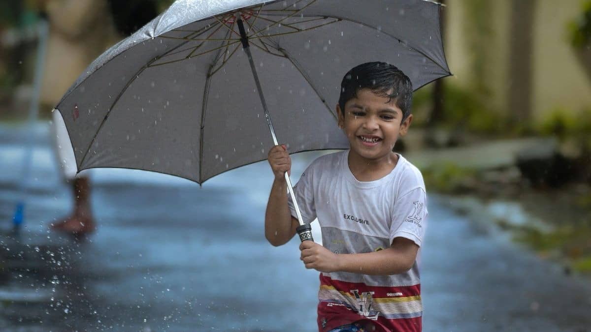 Weather: दिल्ली-NCR और उत्तर भारत समेत आज 15 राज्यों में तेज आंधी और बारिश का अलर्ट, जानें मौसम का ताजा अपडेट