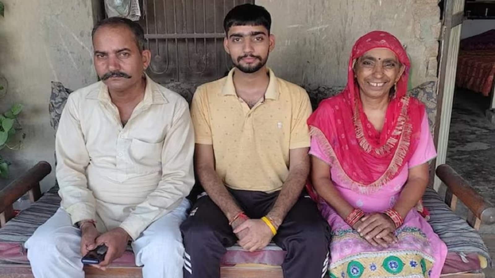 गांव की लाइब्रेरी में पढ़ क्रैक किया IIT JEE, ई-रिक्शा ड्राइवर के बेटे इंद्रजीत के इस कमाल के सफर की कहानी जानिए