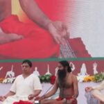 'ये मेरे मोटिवेशन हैं...', बाबा रामदेव ने CM चंद्रबाबू नायडू संग किया योगाभ्यास, तारीफ में कहा कुछ ऐसा; हाथ जोड़ने लगे मुख्यमंत्री- VIDEO
