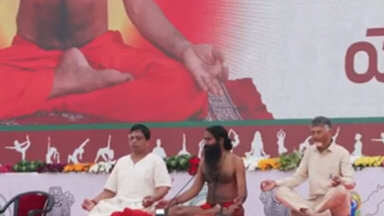 'ये मेरे मोटिवेशन हैं...', बाबा रामदेव ने CM चंद्रबाबू नायडू संग किया योगाभ्यास, तारीफ में कहा कुछ ऐसा; हाथ जोड़ने लगे मुख्यमंत्री- VIDEO