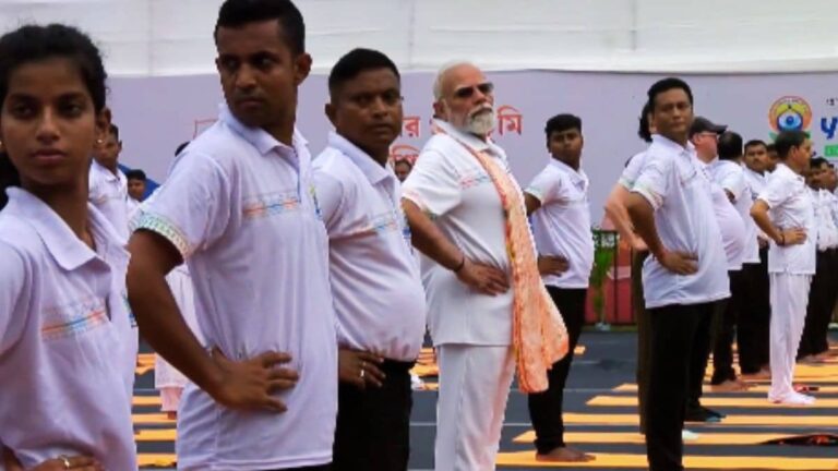 'योग स्वभाव में आता है तो मानवीय एकता का आधार बन जाता है...', अंतरराष्ट्रीय योग दिवस पर PM मोदी ने कोलकाता में किया योगाभ्यास, दिया स्वस्थ रहने का मंत्र