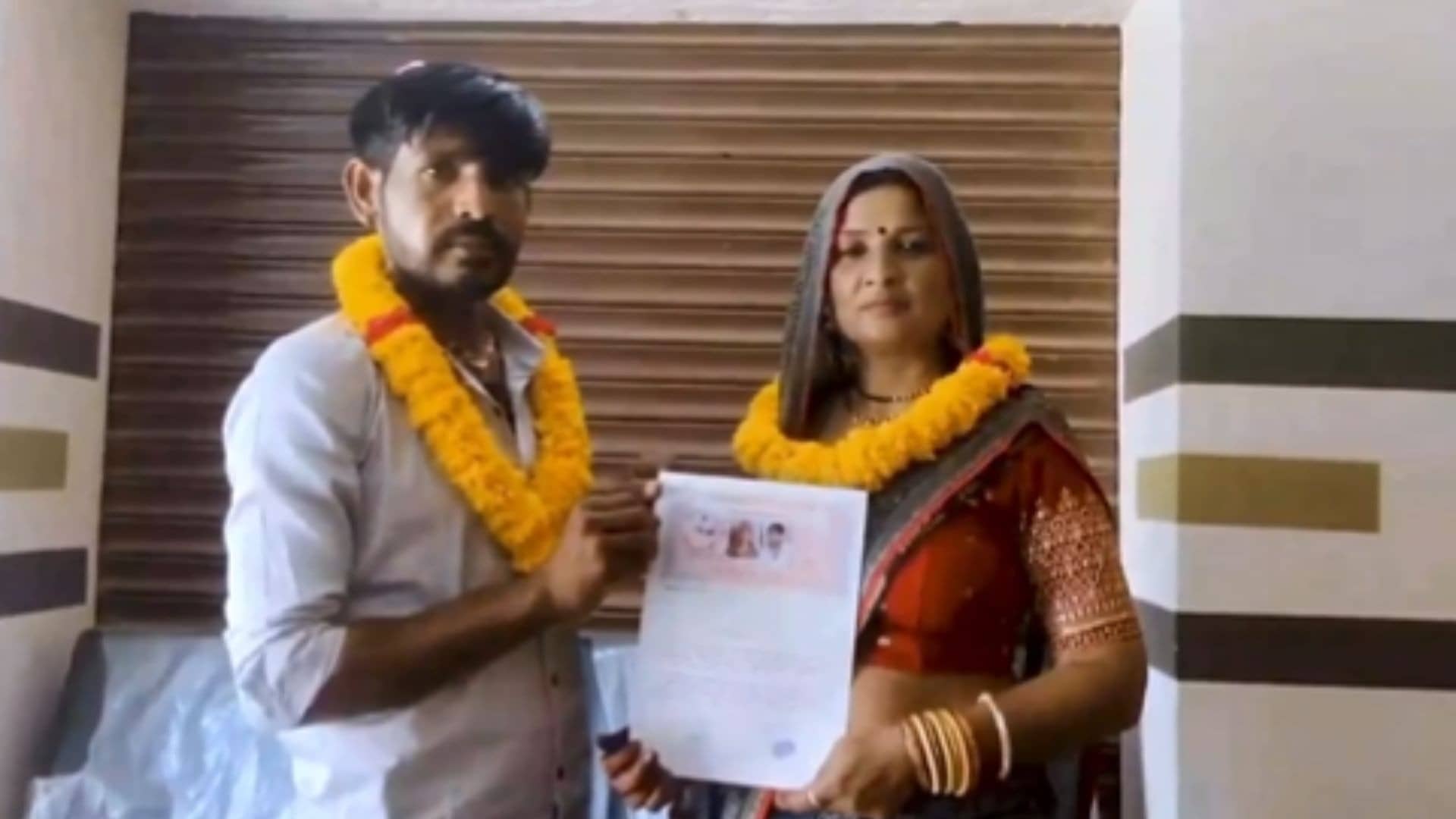 खूबसूरत सास पर दिल हारा दामाद, घर से भगाकर रचाई शादी; VIDEO जारी कर मांगा आशीर्वाद तो परिवारवालों के उड़े होश