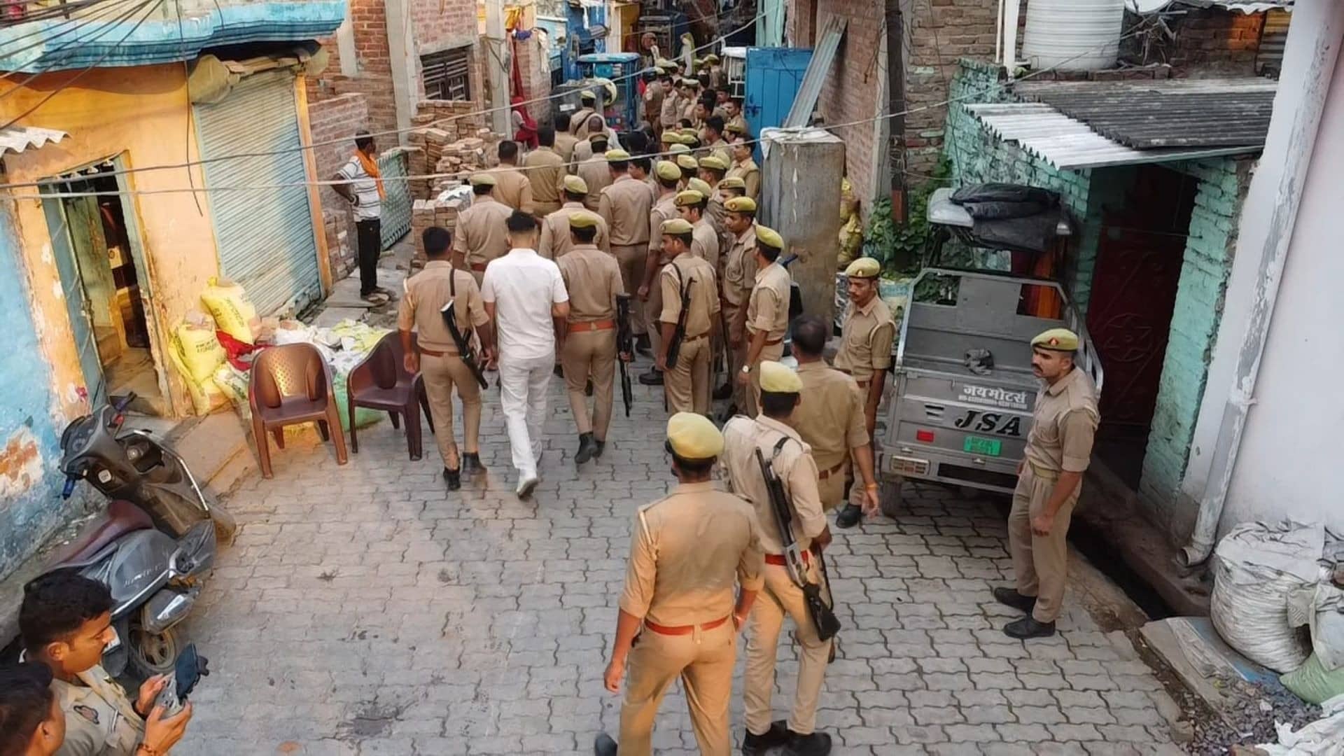 UP: नशा तस्‍करों के खिलाफ कानपुर पुलिस ने ताबड़तोड़ 'स्‍ट्राइक', 150 जवानों ने 75 ठिकनों पर डाला छापा, मचा हड़कंप