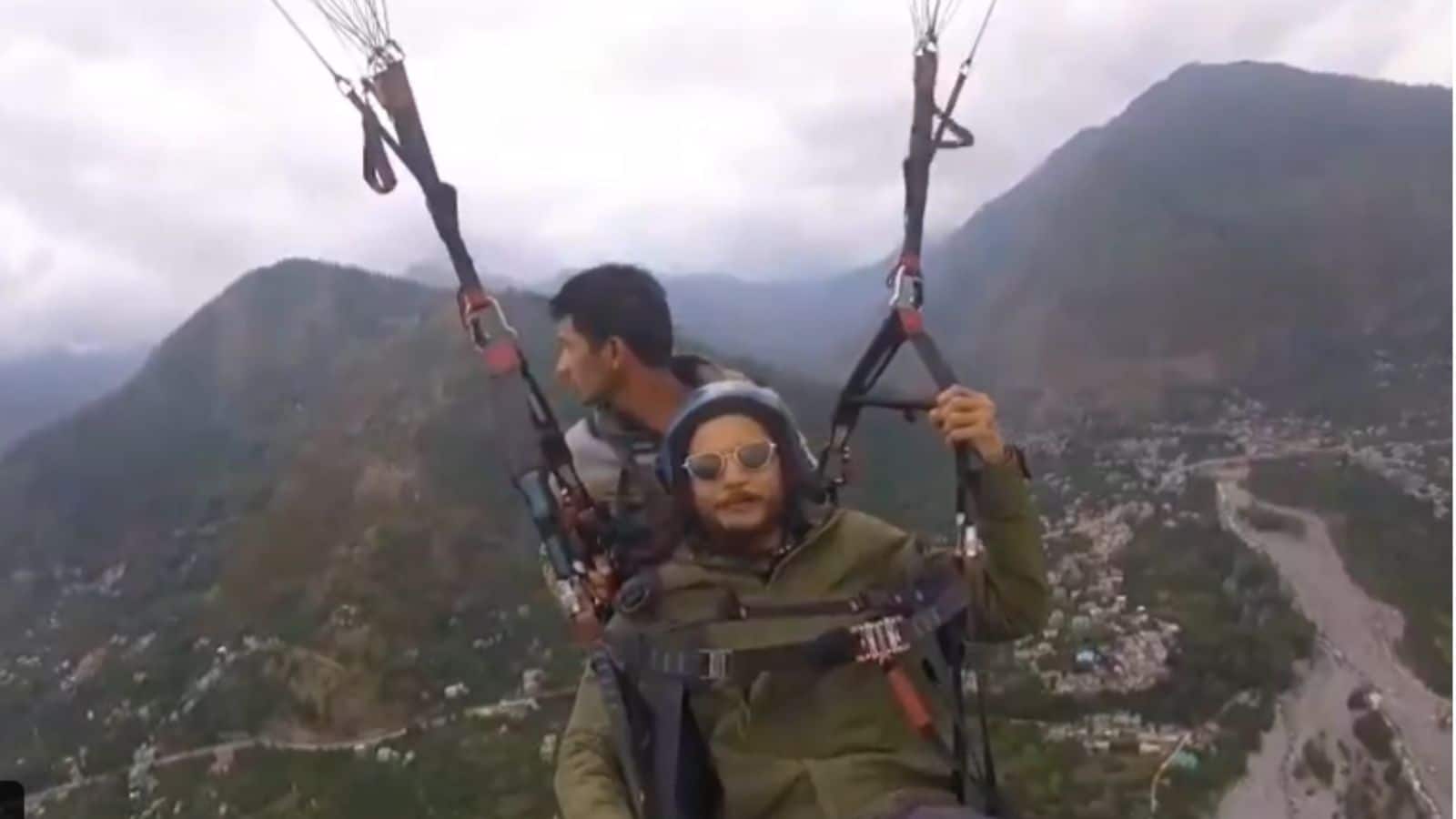 Viral Video: 10,000 फीट की ऊंचाई पर दिखा आस्था का अद्भुत नजारा, पैराग्लाइडिंग करते हुए पढ़ी हनुमान चालीसा