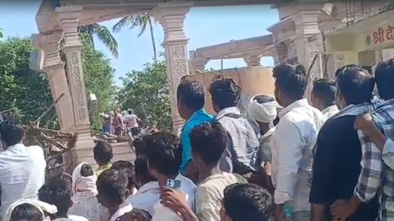 BREAKING: महाराष्ट्र के परभणी में बड़ा हादसा, हनुमान मंदिर परिसर में छत गिरी; मलबे में कई श्रद्धालु दबे, मची अफरातफरी