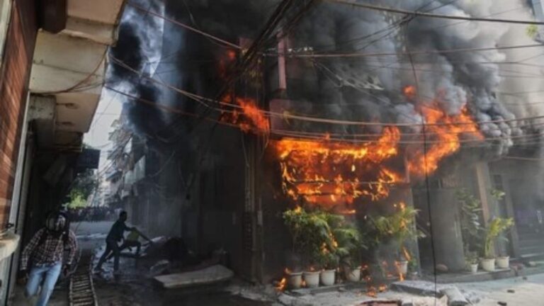 Malviya Nagar Fire Incident: होटल में आग लगने के दौरान स्थानीय लोगों ने दिखाई सूझबूझ, सड़क पर गद्दे बिछाकर बचाईं जानें