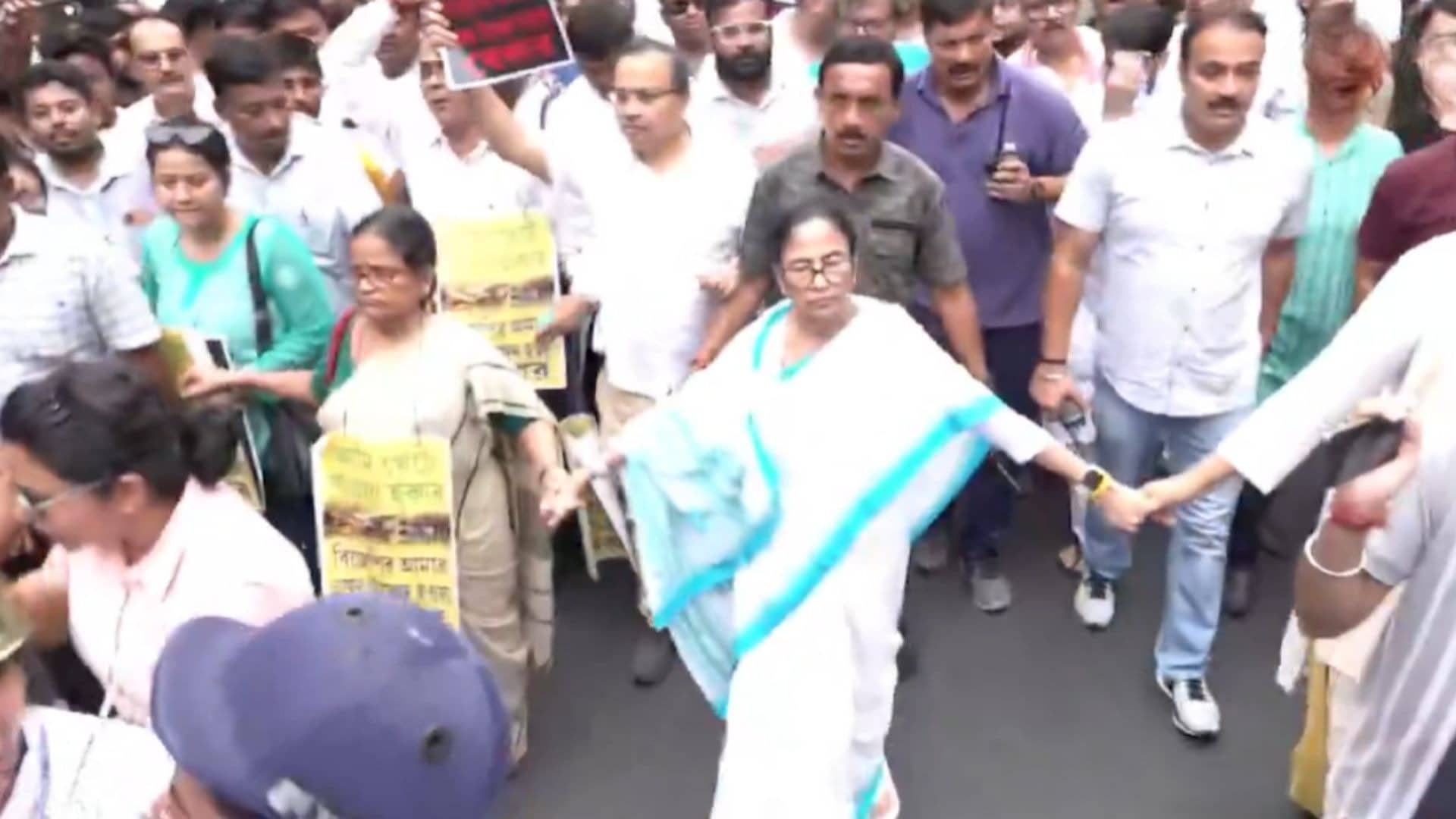 TMC में विधायकों-सांसदों की बड़ी टूट के बाद सड़कों पर उतरीं ममता बनर्जी, हॉकरों के विरोध प्रदर्शन में हुईं शामिल- VIDEO