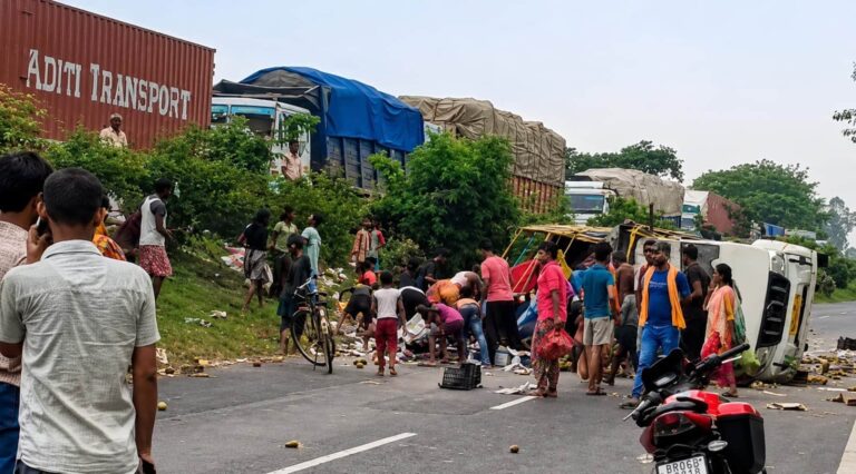 VIDEO: आम लदी गाड़ी पलटी, तड़पते रहे घायल पति-पत्नी...फल लूटने में जुटी रही भीड़