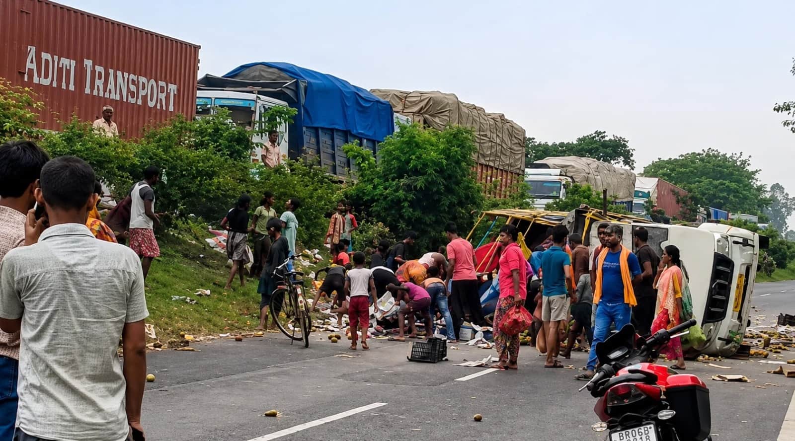 VIDEO: आम लदी गाड़ी पलटी, तड़पते रहे घायल पति-पत्नी...फल लूटने में जुटी रही भीड़