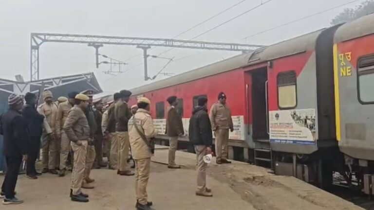 Lucknow: ट्रेन में बम की सूचना से हड़कंप, ऐशबाग रेलवे स्टेशन पर मची अफरा-तफरी; यात्रियों को बोगी से निकाला गया बाहर