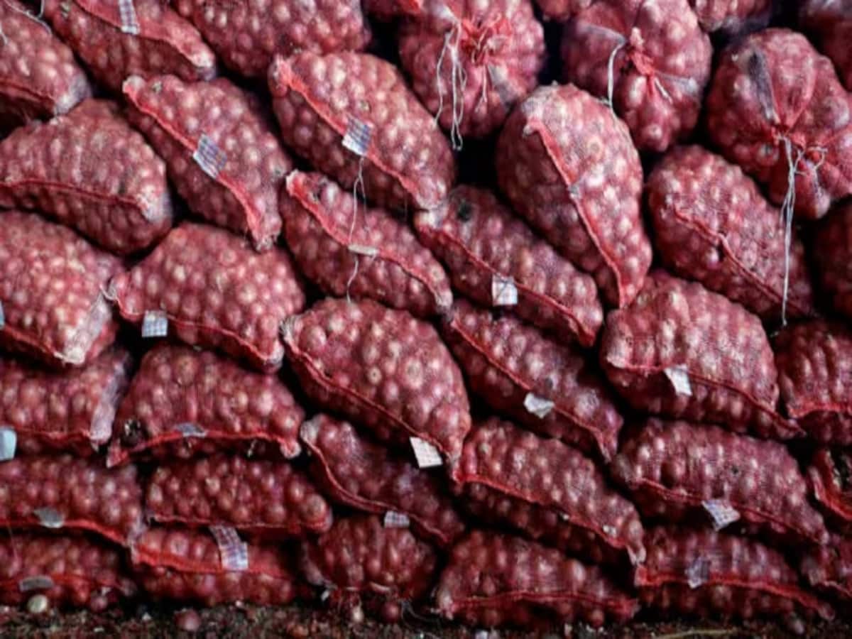 Onion Price: प्याज की कीमतों को लेकर महाराष्ट्र में घमासान जारी, विपक्षी नेताओं की मांग ₹3,000 प्रति क्विंटल मिले भाव