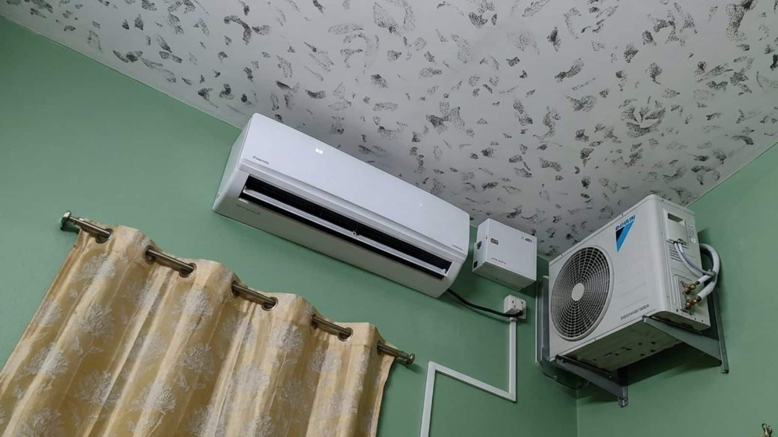 कमरे में गर्मी और सर्दी साथ-साथ! AC लगाने के इस अजब तरीके ने लोगों को के दिया हैरान