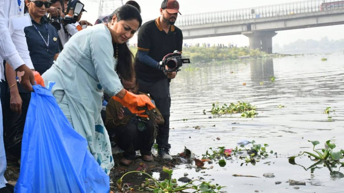 Yamuna Cleaning: यमुना को बचाने उतारी पूरी दिल्‍ली, खुद CM रेखा ने भी निकाला कचरा; सफाई अभियान में मंत्री और सांसद भी उतरे