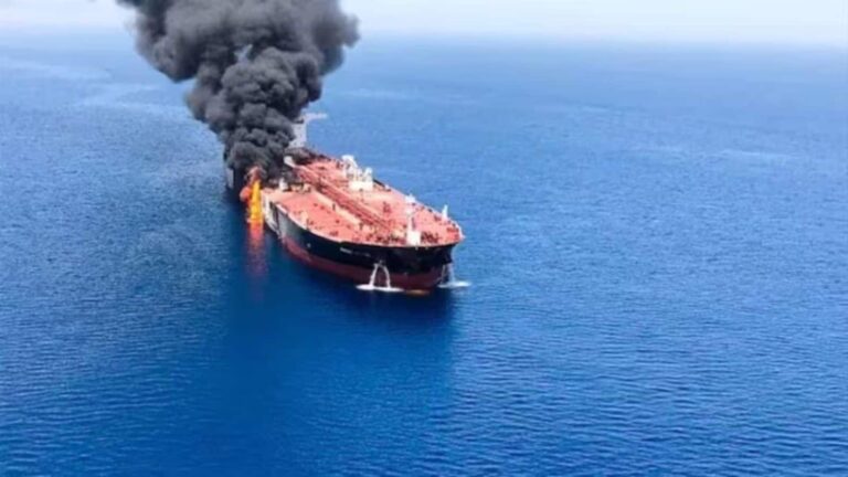 US Iran News: शांति समझौते को खामेनेई ने दिखाया ठेंगा! ईरान ने होर्मुज स्ट्रेट में कमर्शियल जहाजों पर किया ड्रोन हमला, अमेरिका का पलटवार