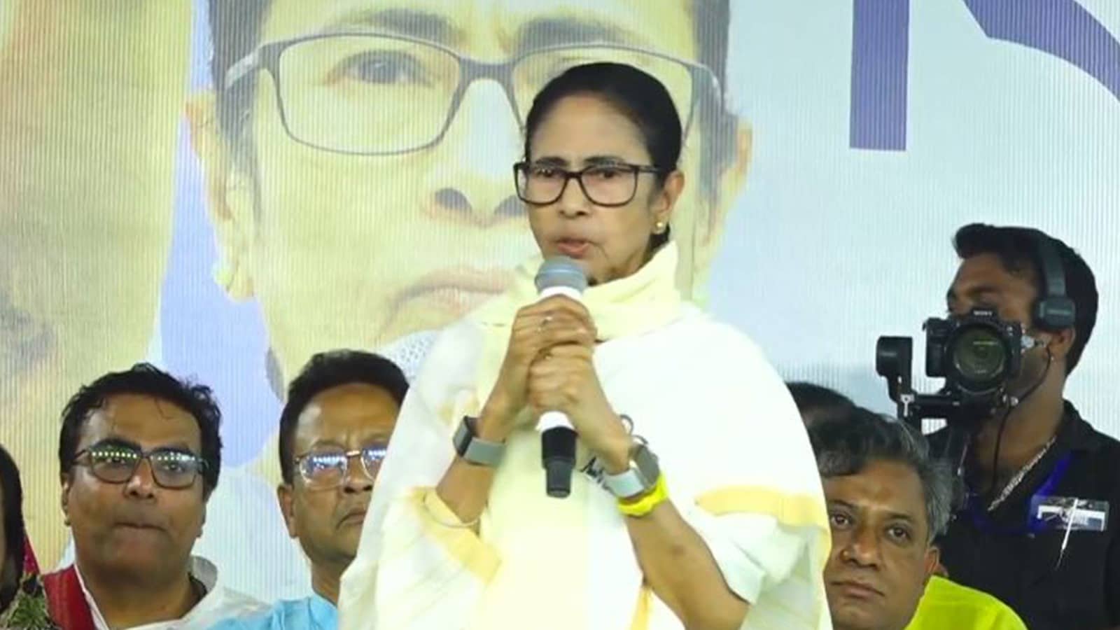 FIR on Mamata Banerjee: पार्टी में बगावत के बीच ममता बनर्जी पर एक और मुसीबत, अब कोलकाता में दर्ज हुई FIR, जानिए पूरा मामला