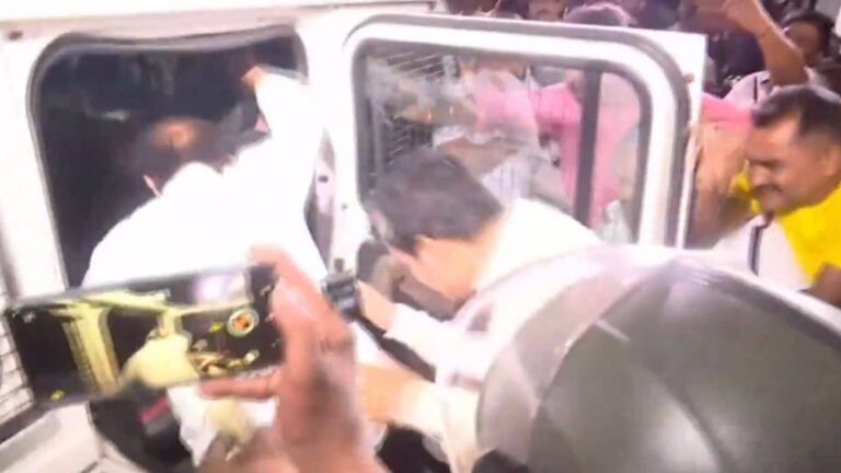 हाथों में अंडे और 'चोर-चोर' के नारे... कोर्ट में वकीलों और फुटबॉल प्रेमियों का फूटा गुस्सा, TMC नेता अरूप विश्वास बाल-बाल बचे- VIDEO