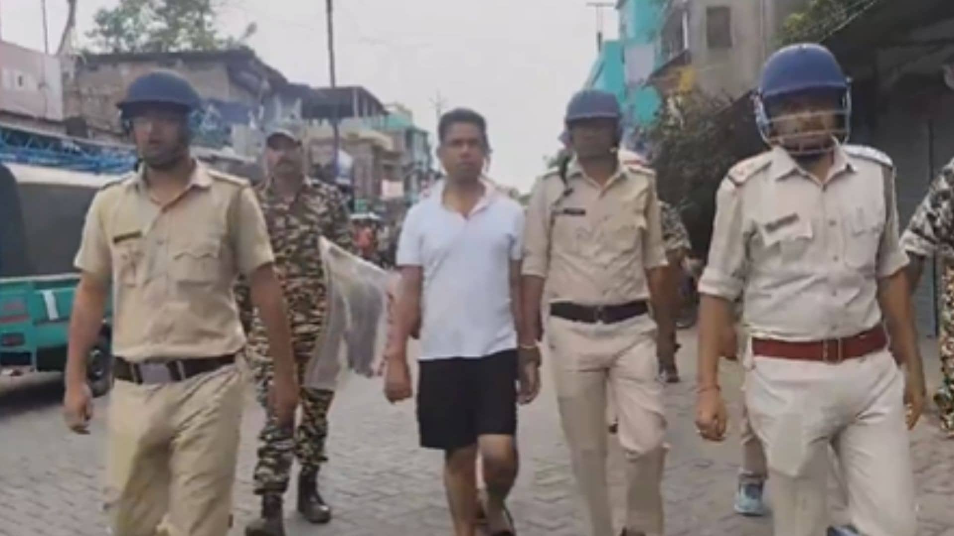 हाफ पैंट में 'पुष्पा', पुलिस ने फाल्टा सीट से मैदान छोड़कर भागने वाले TMC नेता जहांगीर खान की निकाली परेड, VIDEO