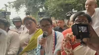 TMC Protest: सड़क पर उतरीं ममता बनर्जी, अभिषेक बनर्जी पर हमले के खिलाफ दिया धरना...दी ये चेतावनी