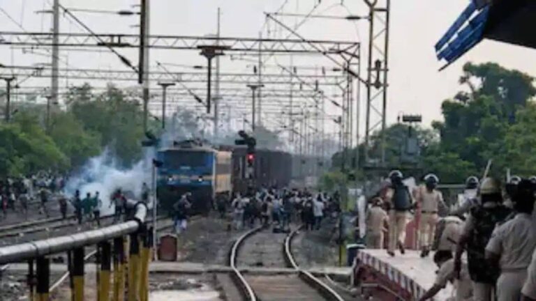 बिहार पुलिस मद्य निषेध भर्ती परीक्षा देने जा रहे छात्रों ने पटना स्‍टेशन पर काटा बवाल, ट्रेन में किया तोड़फोड़ और पथराव; IG समेत कई पुलिसकर्मी जख्मी