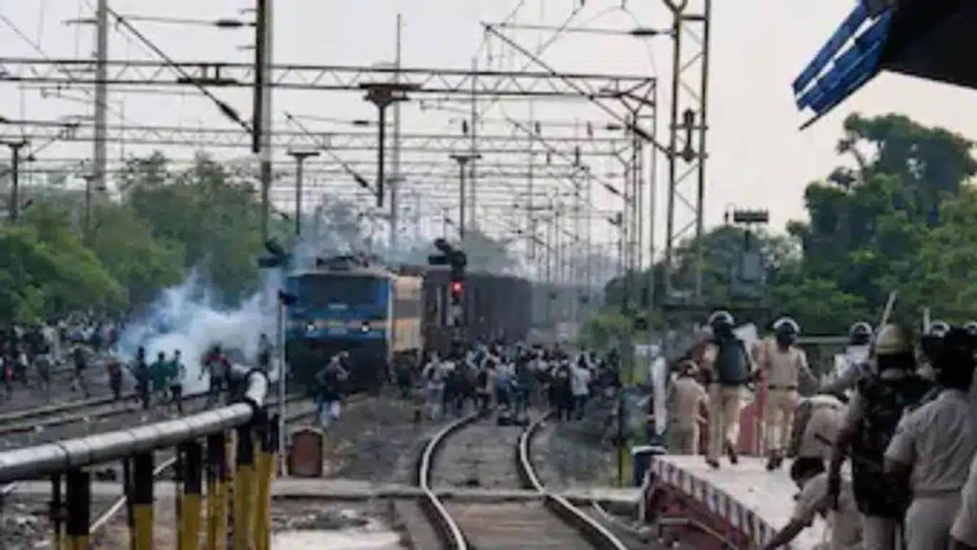 बिहार पुलिस मद्य निषेध भर्ती परीक्षा देने जा रहे छात्रों ने पटना स्‍टेशन पर काटा बवाल, ट्रेन में किया तोड़फोड़ और पथराव; IG समेत कई पुलिसकर्मी जख्मी