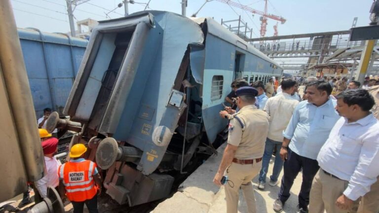 Train Accident: वैष्णो देवी जा रही चलती ट्रेन दो हिस्सों में टूटकर अलग हुई, धमाके के साथ बोगी क्षतिग्रस्त; बाल-बाल बचे 1200 यात्री