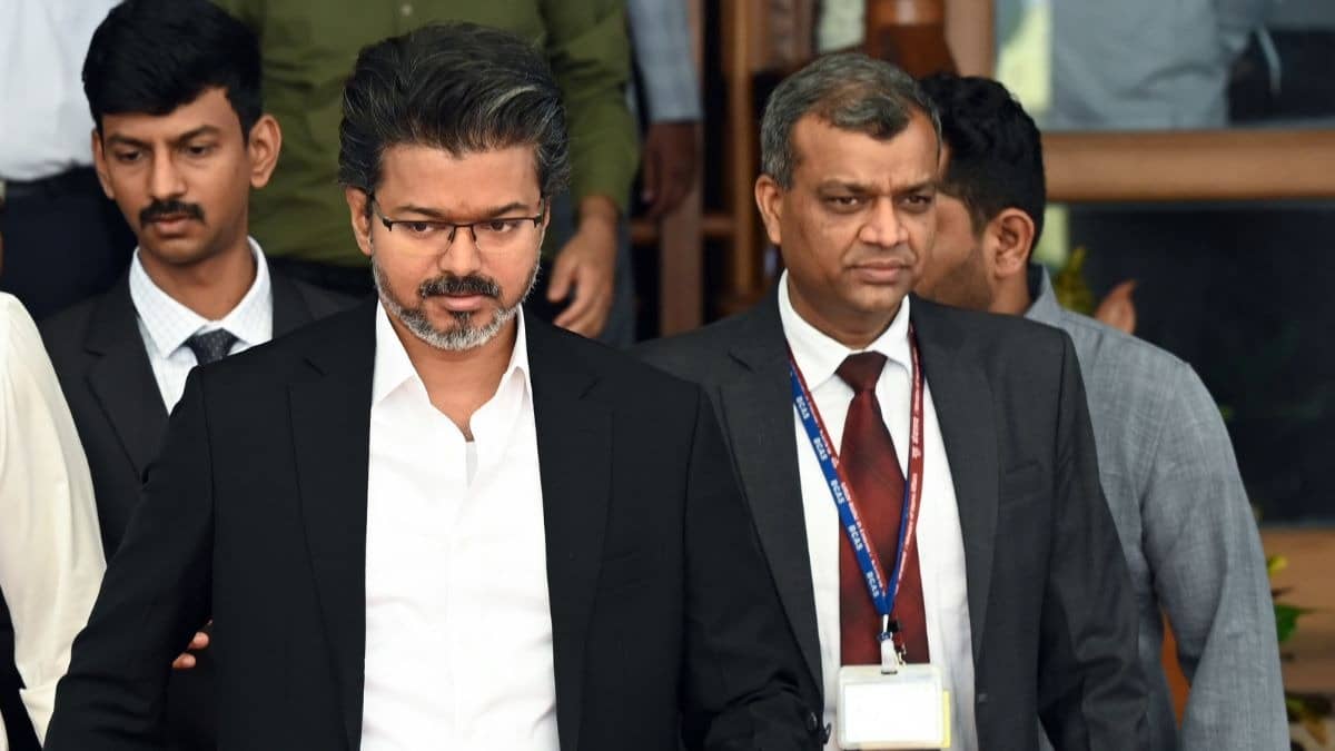 तमिलनाडु में AIADMK को बड़ा झटका, पूर्व मंत्री सहित 300 से अधिक नेता CM विजय की पार्टी TVK में शामिल