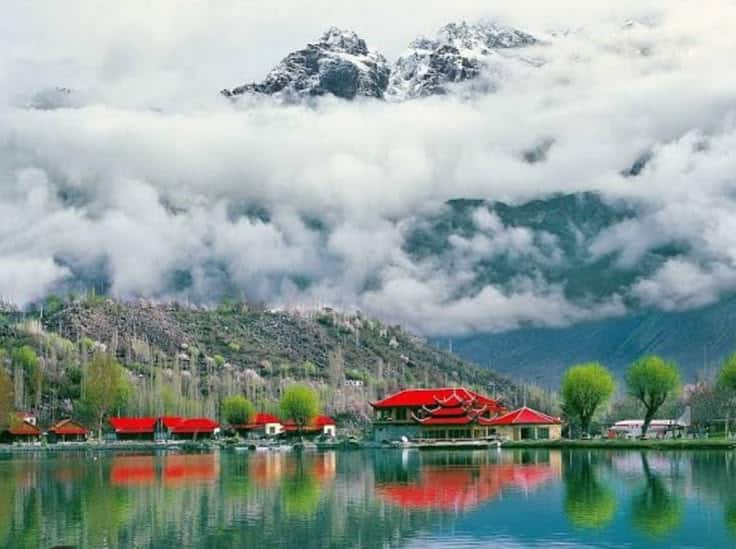 जिंदगी की करें शुरुआत पुरानी वादियों में, भारत के 7 बेहतरीन हनीमून डेस्टिनेशन में!