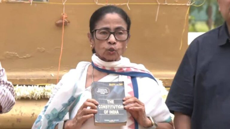 'अभिषेक की हत्या की कोशिश हुई, आप चाहें तो मुझ अरेस्ट कर लें, कोलकाता में प्रदर्शन की इजाजत नहीं दी तो दिल्ली में...', ममता बनर्जी की हुंकार