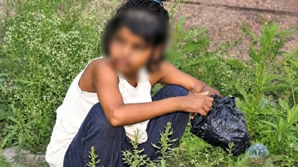 हाथ और पैर की मदद से चलती थी, बिना कपड़े रहना चाहती... कौन थी यूपी की 'मोगली गर्ल'? जिसका 18 साल की उम्र में हो गया निधन
