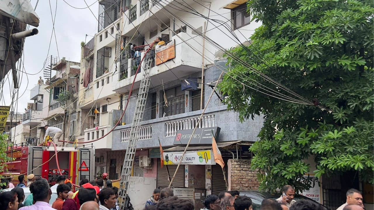 Delhi: अचानक लगी आग ने लील ली मां और दो छोटी बच्चियों की जिंगदियां, कुछ नहीं कर सका बेबस पिता; जोरबाग में दिल दहलाने वाली घटना से CM रेखा हुईं आहत