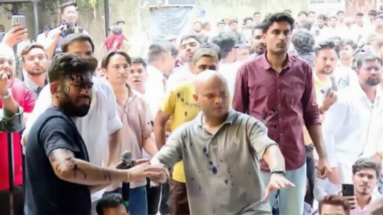 ‘नीला मेरा रंग है...’ जंतर-मंतर पर स्याही फेंके जाने के बाद अभिजीत दिपके का रिएक्शन वायरल