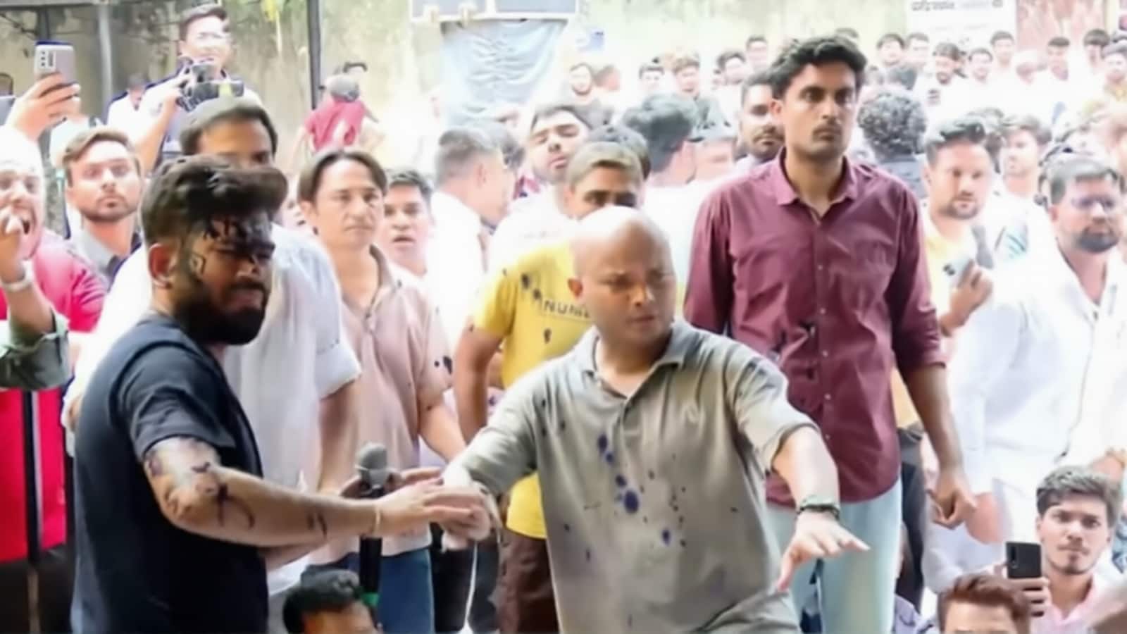 ‘नीला मेरा रंग है...’ जंतर-मंतर पर स्याही फेंके जाने के बाद अभिजीत दिपके का रिएक्शन वायरल
