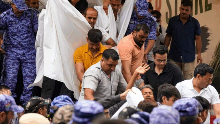 चारों तरफ पर्दे, सादे कपड़ों में पुलिस और आधी रात का एक्शन... सोनम वांगचुक की मिडनाइट शिफ्टिंग की पूरी इनसाइड स्टोरी