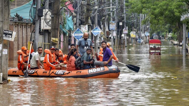 Assam flood situation: असम में बारिश और बाढ़ से त्राहिमाम! दिल्ली, पंजाब से लेकर कश्मीर तक जल प्रलय,  68 लोगों की मौत, देखें तस्वीरें