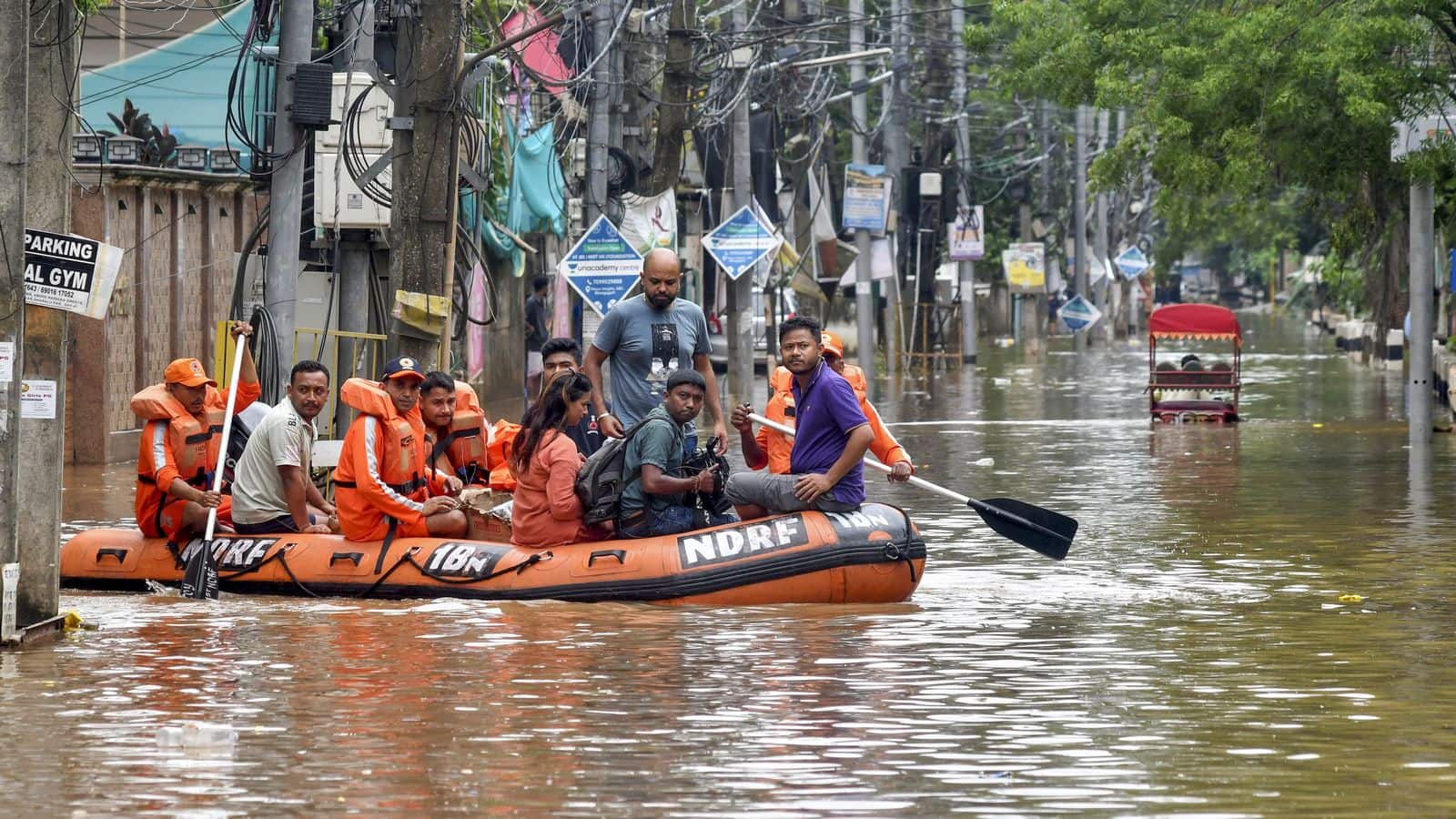 Assam flood situation: असम में बारिश और बाढ़ से त्राहिमाम! दिल्ली, पंजाब से लेकर कश्मीर तक जल प्रलय,  68 लोगों की मौत, देखें तस्वीरें