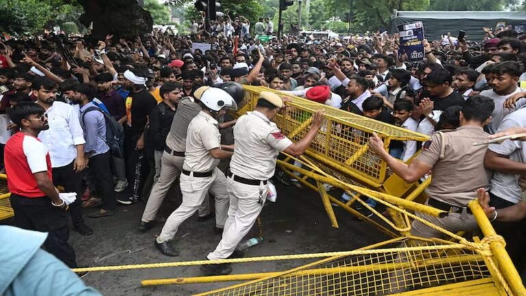 NEET प्रदर्शनकारियों को सुप्रीम कोर्ट से बड़ी राहत! नाबालिगों की रिहाई का आदेश, छात्रों पर नहीं होगी दंडात्मक कार्रवाई