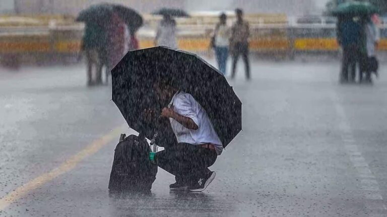 Delhi Weather Today: दिल्ली में आज भी राहत नहीं, बादल छाए रहेंगे, IMD ने बारिश को लेकर दिया ये अलर्ट