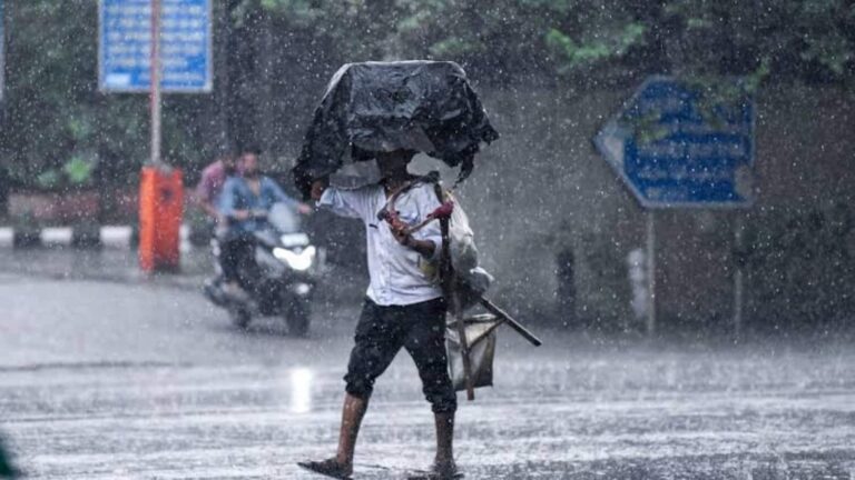Delhi Weather Today: दिल्ली में फिर बरसेंगे बादल! बारिश और ठंडी हवाओं से मिलेगी उमस से राहत, जानें IMD का अपडेट