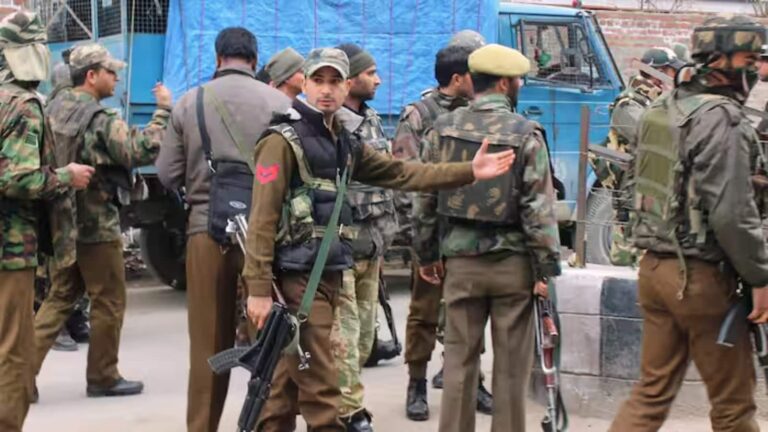 जम्मू-कश्मीर के कुलगाम में प्रवासी मजदूरों पर आतंकियों ने की फायरिंग, एक की मौत, एक घायल