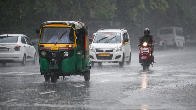 Delhi Weather Today: राजधानी में आज हो सकती है हल्की से मध्यम बारिश, 50 Kmph की रफ्तार से चलेंगी हवाएं