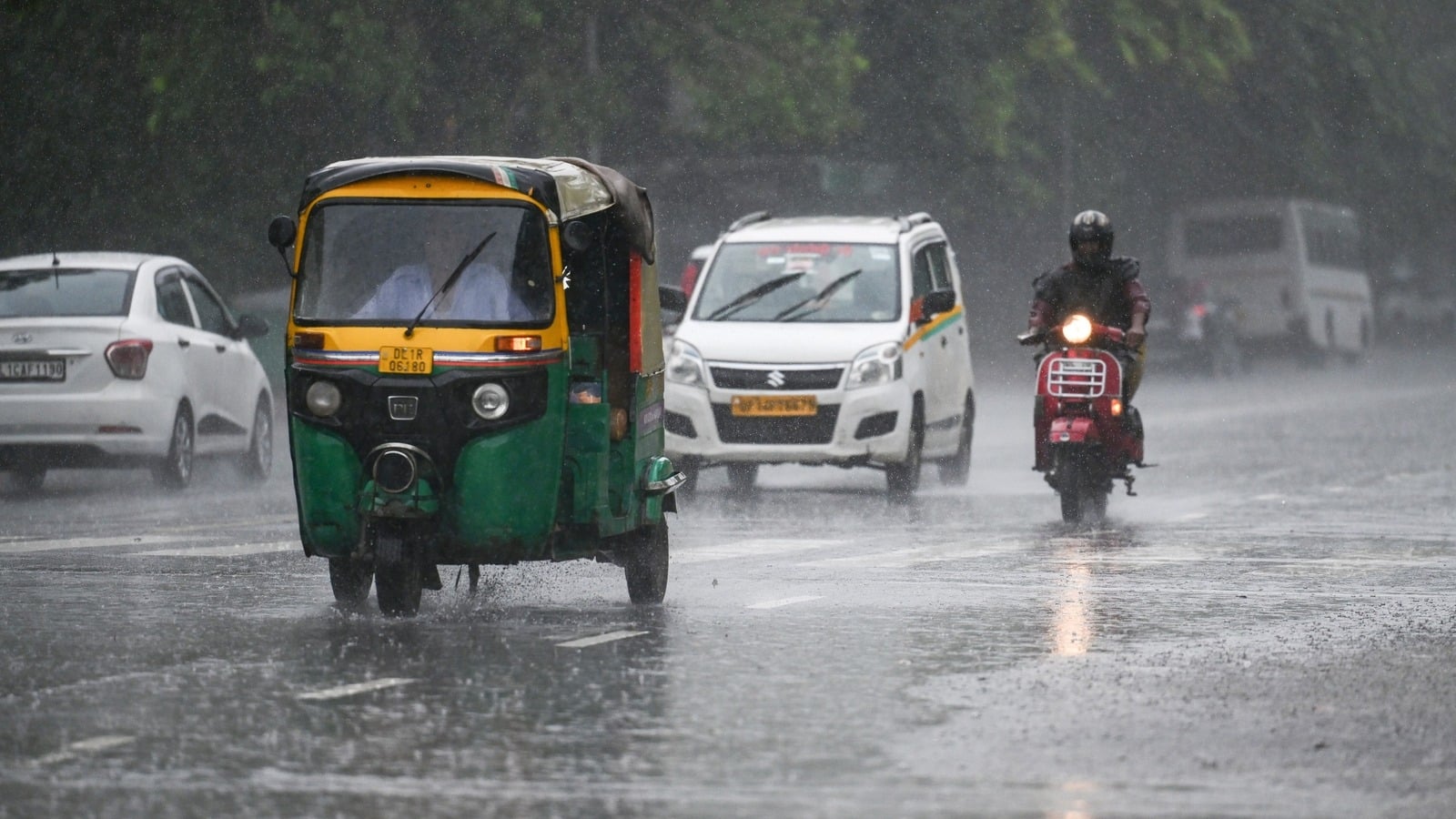 Delhi Weather Today: राजधानी में आज हो सकती है हल्की से मध्यम बारिश, 50 Kmph की रफ्तार से चलेंगी हवाएं
