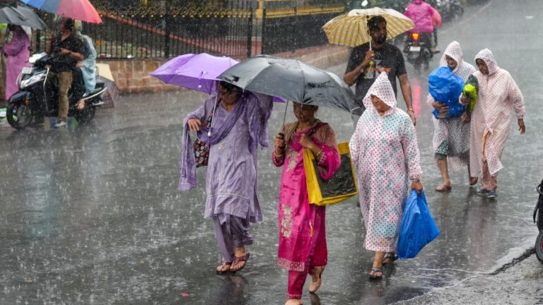 Delhi Weather Today: दिल्ली-NCR में सुबह-सुबह बारिश से मिली राहत, IMD ने अगले 24 घंटे के लिए जारी किया अलर्ट