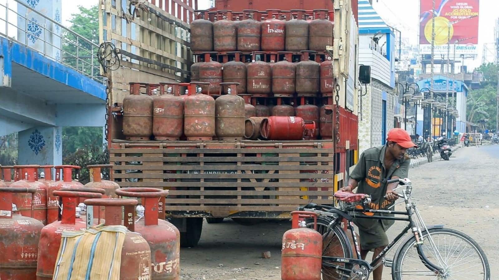 LPG Cylinder Price Today: गैस सिलेंडर बुक कराने से पहले चेक करें कीमत, 27 जुलाई को ये है LPG का रेट