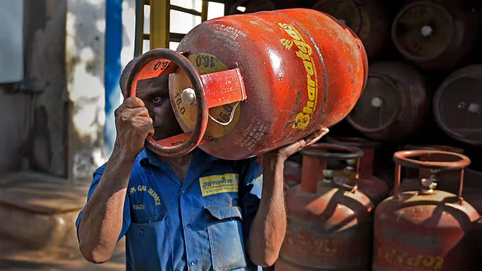 LPG Price Today: आज कितनी है घरेलू और कमर्शियल गैस सिलेंडर की कीमत? जानें दिल्ली समेत अन्य शहरों के नए रेट