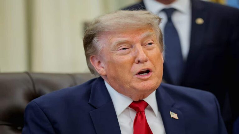 US-Iran War News: होर्मुज को लेकर ट्रंप का बड़ा ऐलान! ईरानी जहाजों पर पूरी नाकाबंदी, शुल्क लगाने की धमकी से पीछे हटे