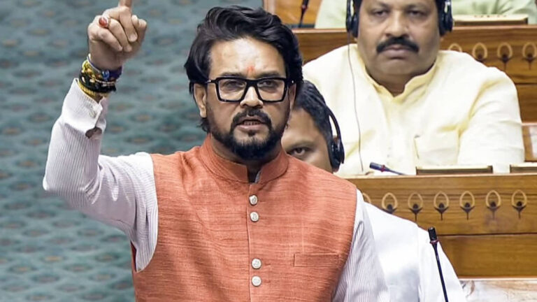 'कांग्रेस पेपर लीक करने वालों को सम्मानित करती है, इंदिरा के नाती राहुल-प्रियंका...', लोकसभा में बिल पास होने के बाद अनुराग ठाकुर का जोरदार हमला