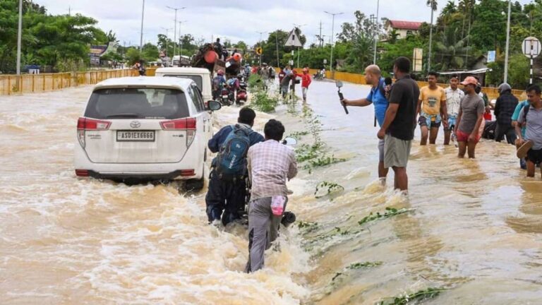 Assam Flood: असम में काल बना मानसून, पिछले 24 घंटे में 10 लोगों की मौत, बाढ़ से अब तक कुल 41 लोगों की गई जान गई; लाखों लोग प्रभावित