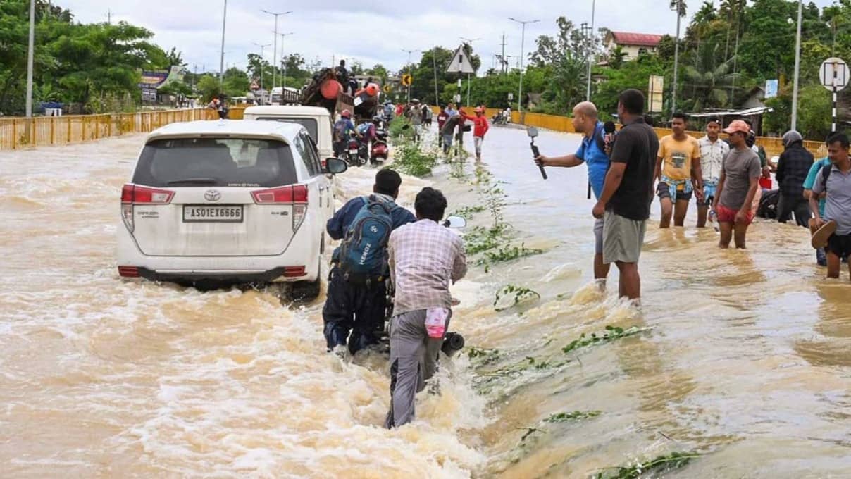 Assam Flood: असम में काल बना मानसून, पिछले 24 घंटे में 10 लोगों की मौत, बाढ़ से अब तक कुल 41 लोगों की गई जान गई; लाखों लोग प्रभावित